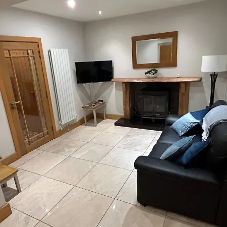 6 Bed House, 4 Bath House In Brickens *