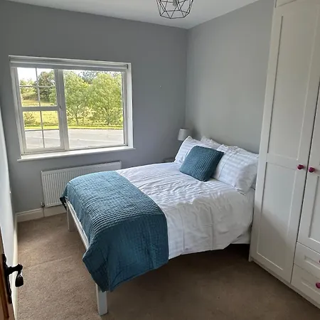 6 Bed House, 4 Bath House In Brickens *