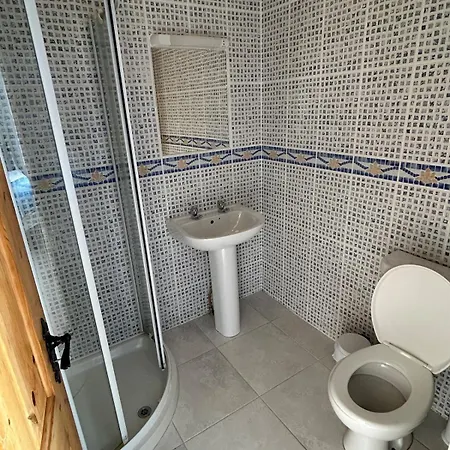 アパート 6 Bed House, 4 Bath House In Brickens クレアモリス