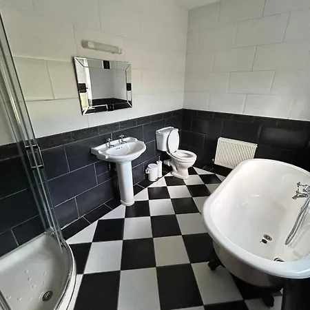 6 Bed House, 4 Bath House In Brickens *