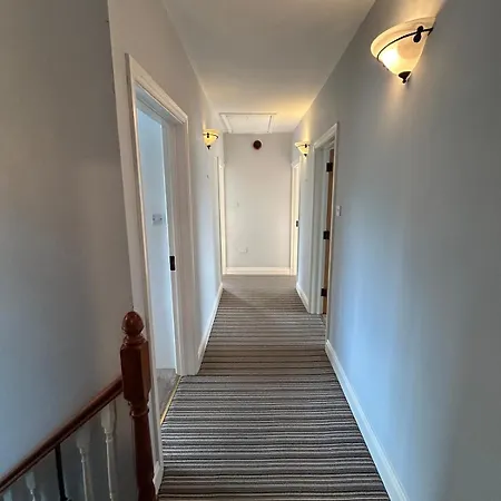 6 Bed House, 4 Bath House In Brickens *
