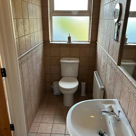 6 Bed House, 4 Bath House In Brickens アパート