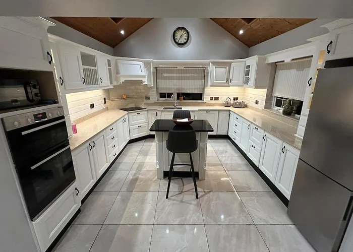 아파트 6 Bed House, 4 Bath House In Brickens