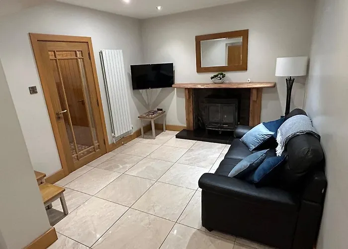 6 Bed House, 4 Bath House In Brickens *