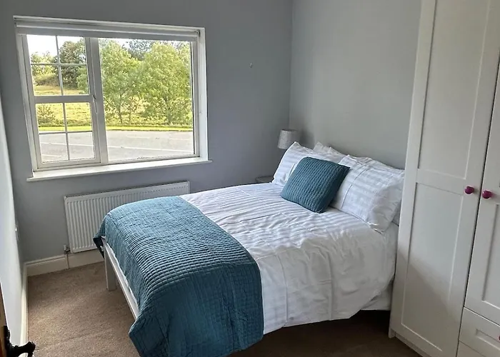 6 Bed House, 4 Bath House In Brickens *