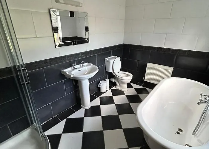 6 Bed House, 4 Bath House In Brickens *