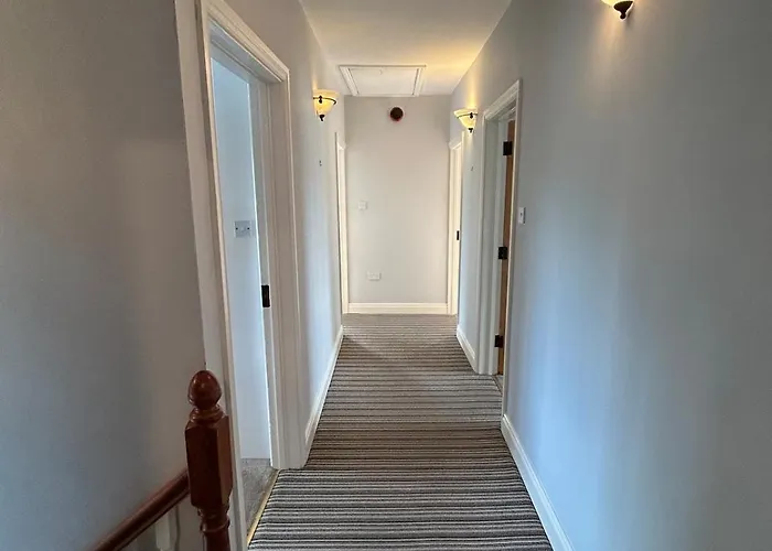6 Bed House, 4 Bath House In Brickens *