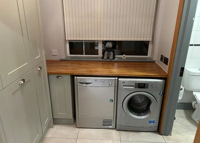 6 Bed House, 4 Bath House In Brickens